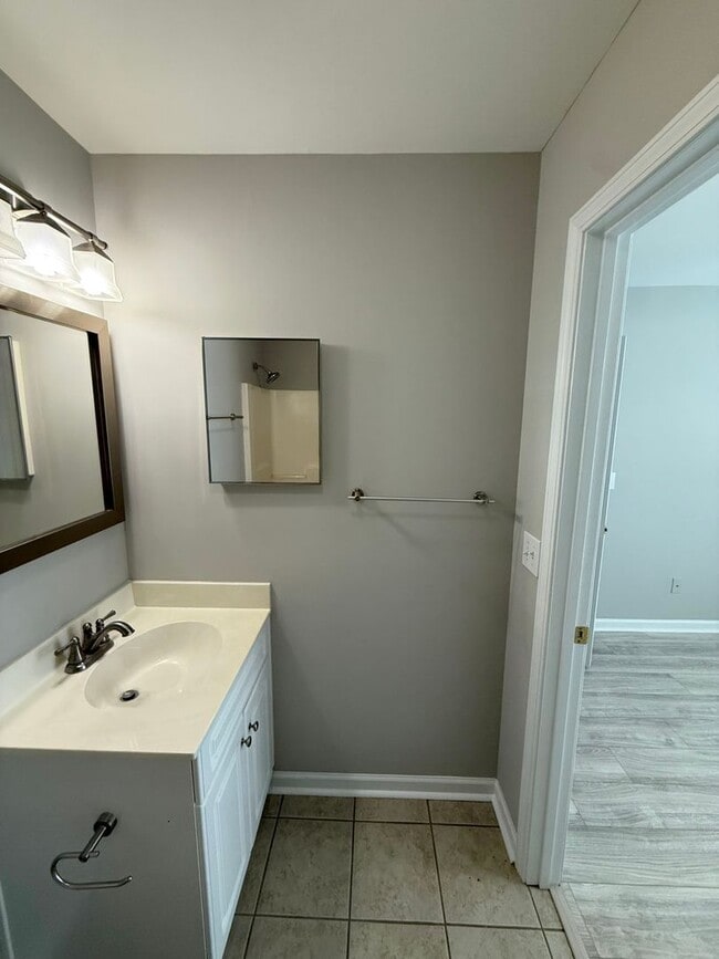 Building Photo - Move in Ready Three Bedroom Townhome in We...