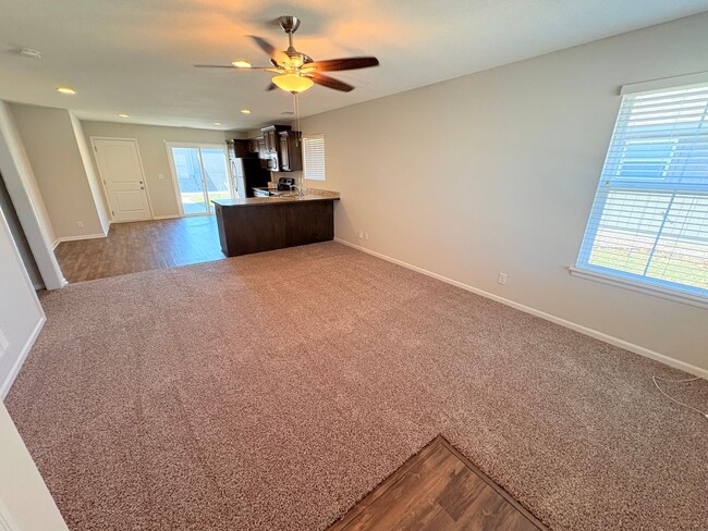 Building Photo - 2 Bed 2 Car Single Level Home in Raymore