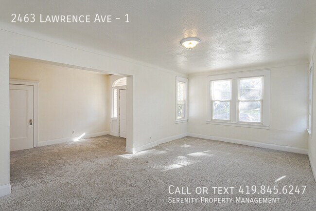 Building Photo - 2463 Lawrence Ave