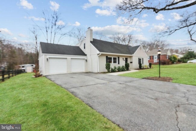 Building Photo - 10 Boulder Brook Dr