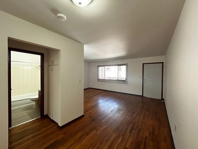 Building Photo - 1218 W Tenth Ave