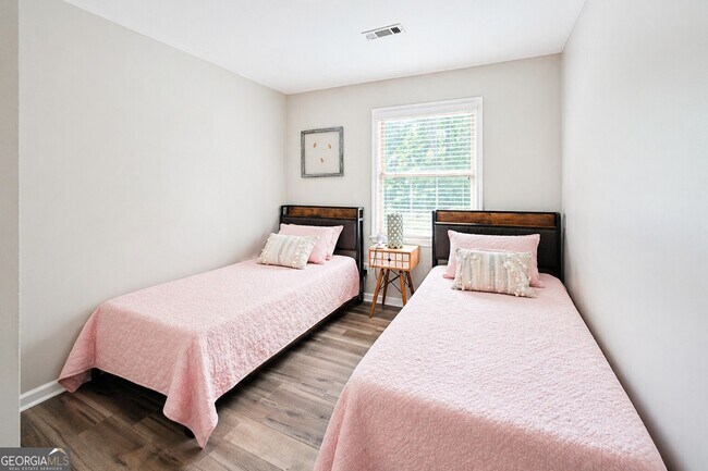 Building Photo - 135 Summer Brooke