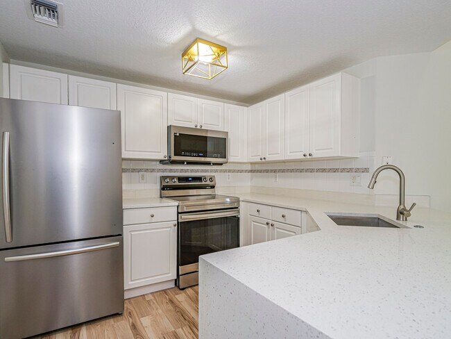 Building Photo - 5095 Fairways Cir