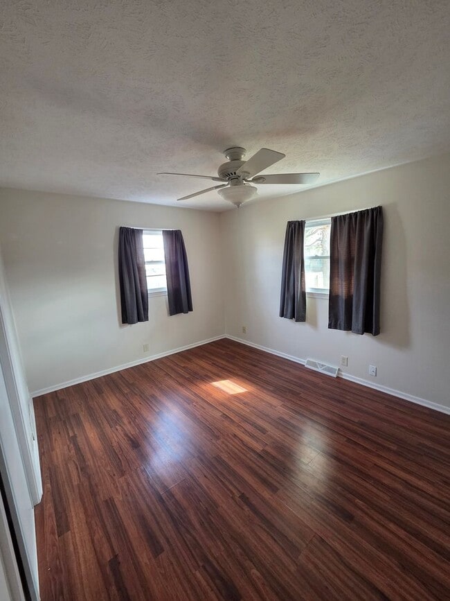 Building Photo - Newly remodeled 4/2/2 with fenced in backyard