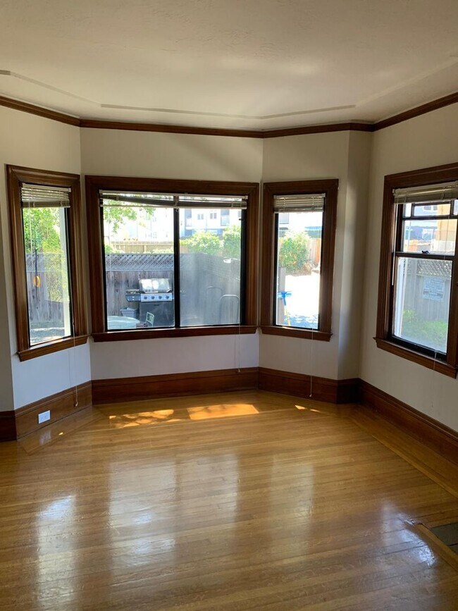 Building Photo - Welcome To Your New Home In The Heart Of O...