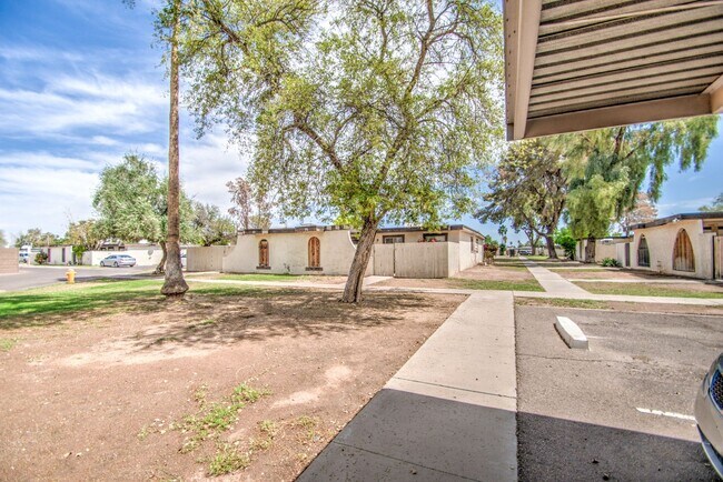 Building Photo - Charming 3 bedroom Townhome near MCC & Med...