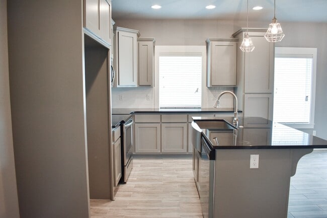 Building Photo - 4 Bedroom 3.5 Bathroom Home in the heart of Fayetteville, AR!!