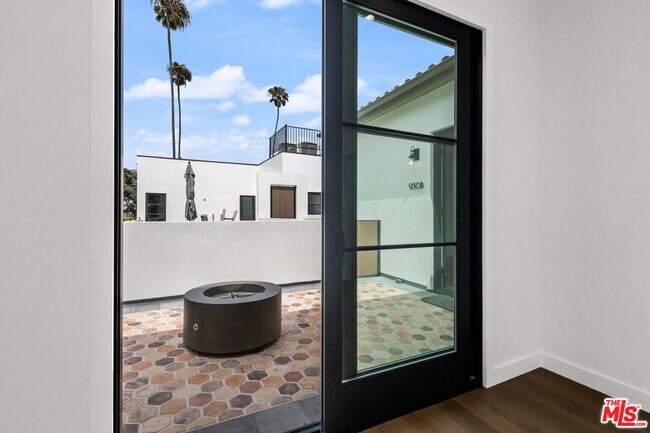Building Photo - 930 Lincoln Blvd