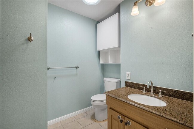 Building Photo - Spacious 3 bed 2 bath home in Mt. Carmel
