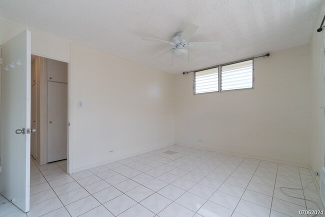 Building Photo - HEART OF KAPAHULU 2BR/1BA SECURED BUILDING...