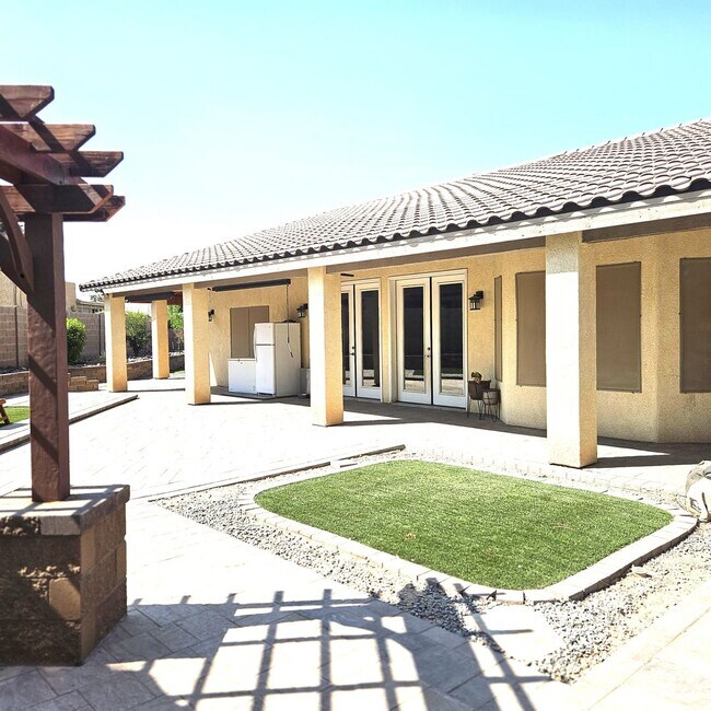 Building Photo - Custom Pool Home for Rent
