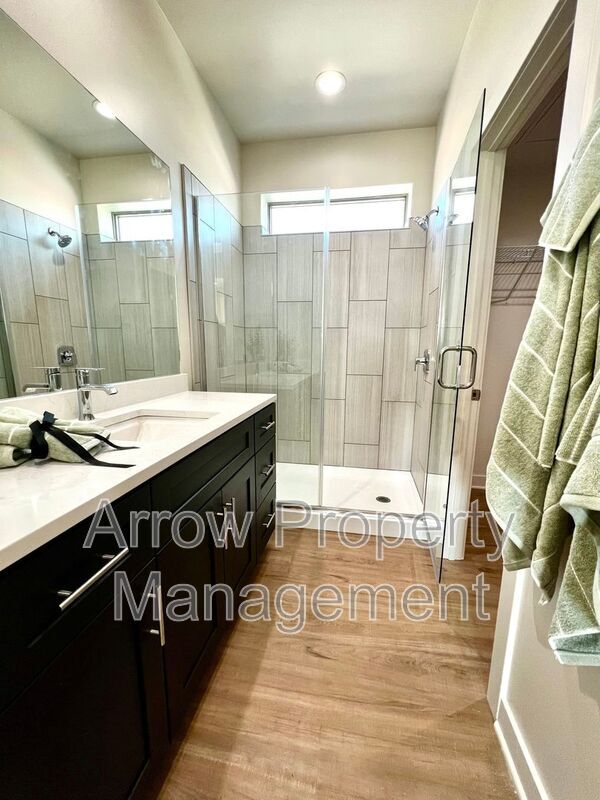 Building Photo - 1067 Claude Rd