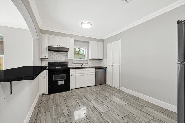 Building Photo - 2331 Delafield St