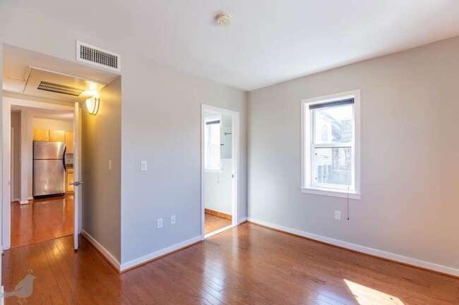 Building Photo - Bright One Bedroom Gem in Columbia Heights!