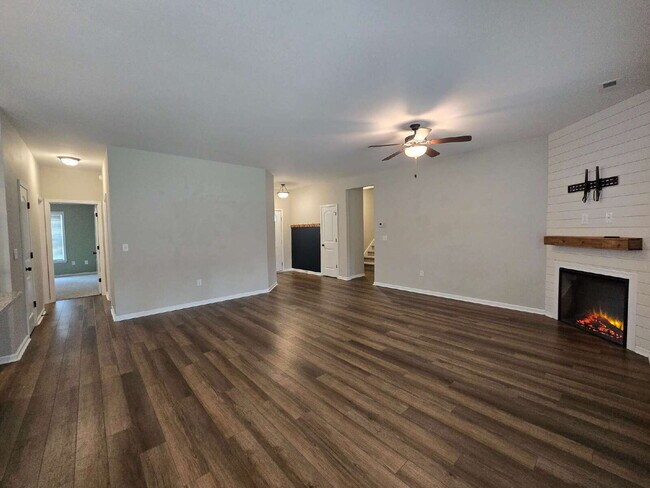 Building Photo - Beautiful 3-Bedroom Home with Bonus Room, Modern Finishes & a Huge Fenced Backyard