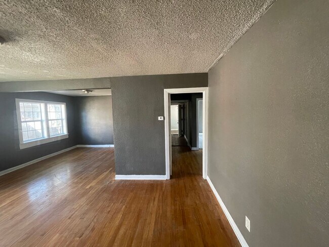 Building Photo - 3302 S 7th St
