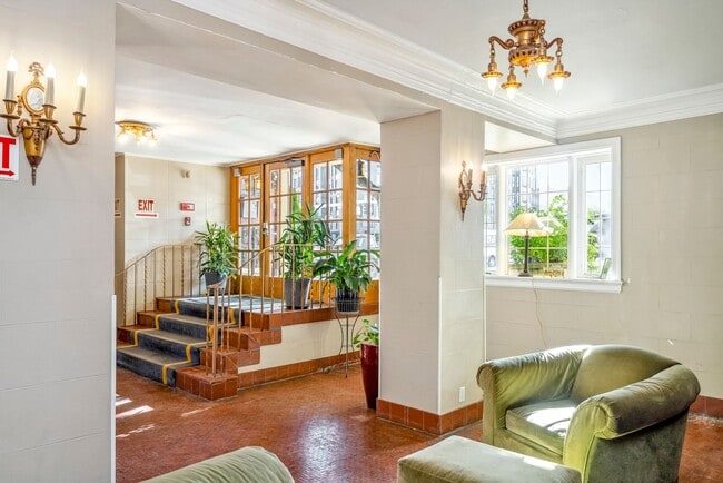 Building Photo - Cozy, updated 4th-floor studio in Nob Hill. Convenient location near all the hot spots