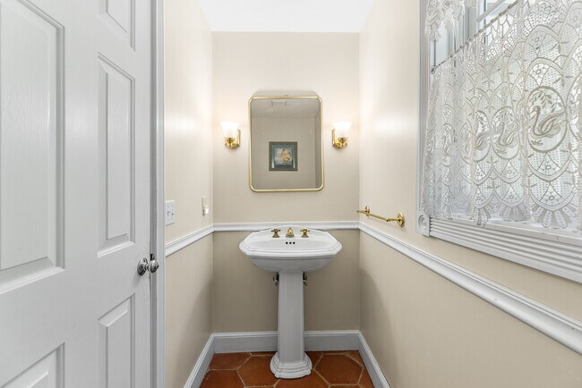 Building Photo - 160 Woodland Mead
