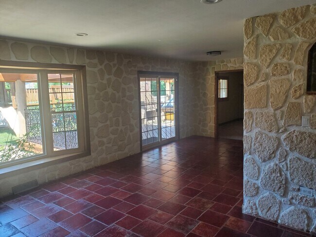Building Photo - 427 Justine Ave