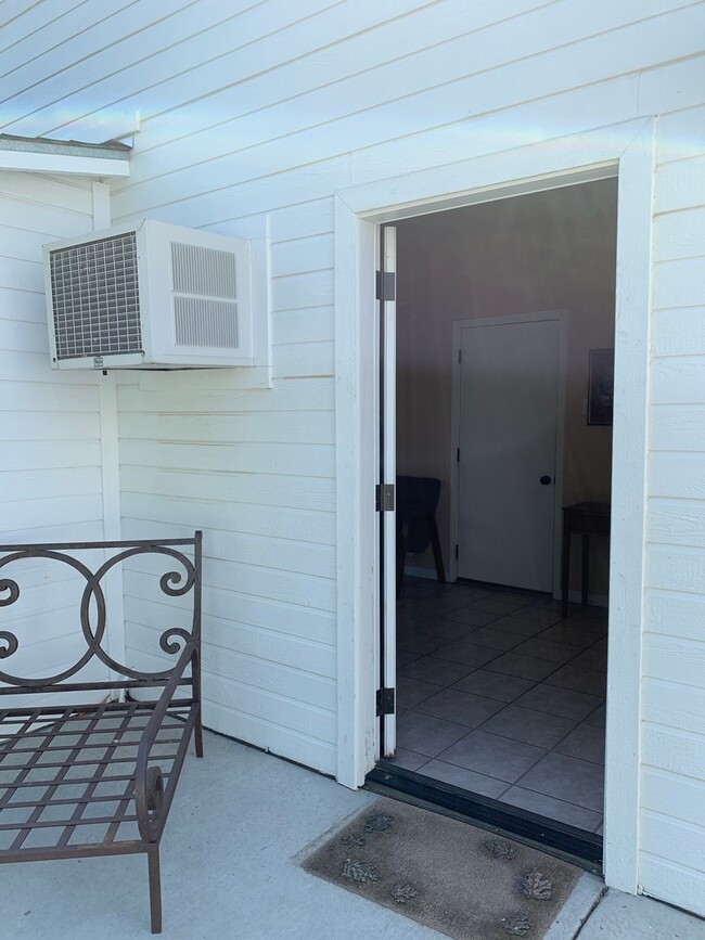 Building Photo - Studio