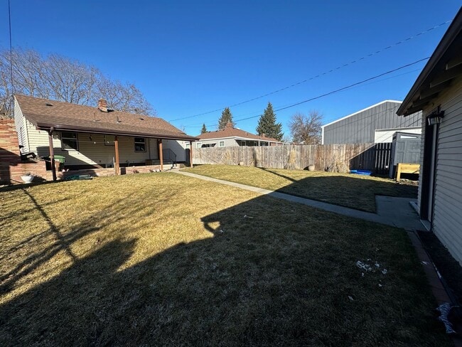 Building Photo - Dont Miss this 3 Bedroom 2 Bath Shadle Rancher