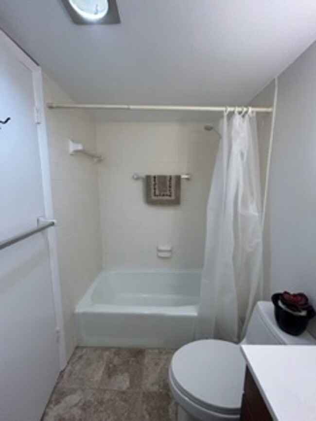 Building Photo - Beautiful Ground Floor 1 Bedroom Condo in ...