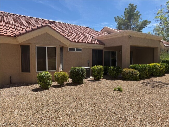 Building Photo - 2425 Showcase Dr