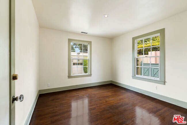 Building Photo - 803 N Rexford Dr