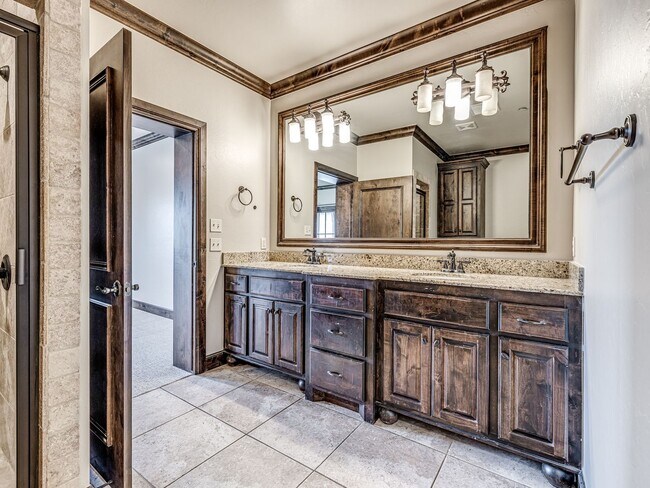 Building Photo - Luxury Townhome in Edmond + Near Rose Cree...