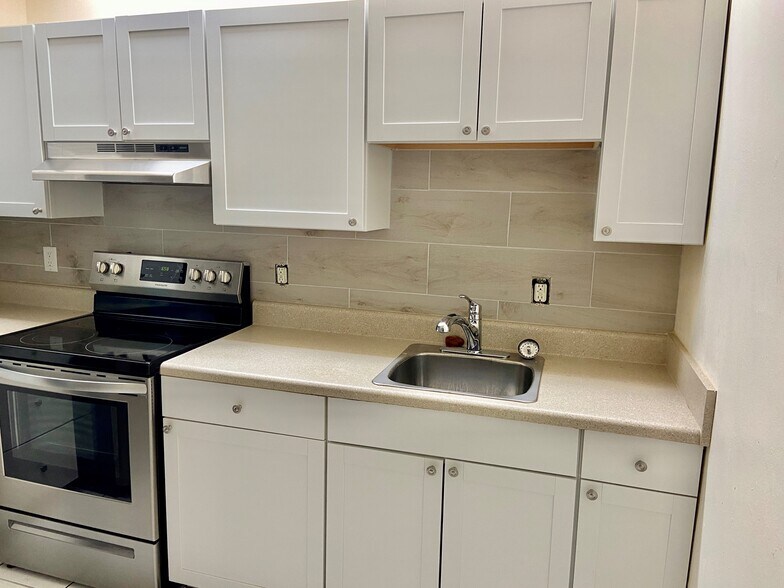 Building Photo - 3901 NE 5th Ave