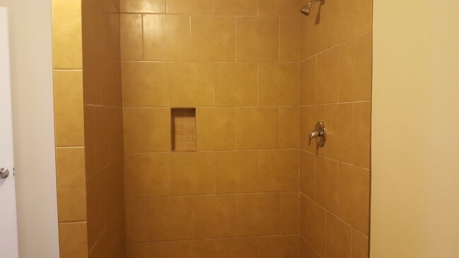 Building Photo - 2102 Rolling Glen Dr