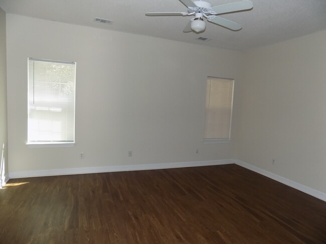 Building Photo - 2 Bedroom, 2 Bath Townhome on Southside Sa...