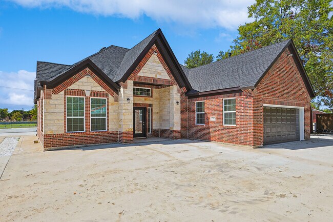 Building Photo - 703 E Oates Rd