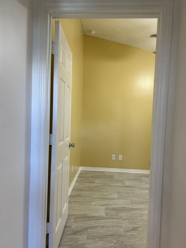 Building Photo - 674 SE Thornhill Dr