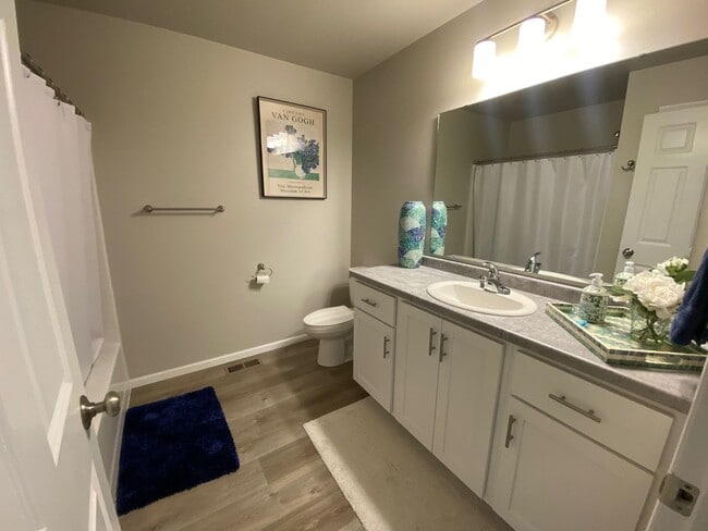 Building Photo - Modern 3 Bedroom 2 Bathroom Townhome