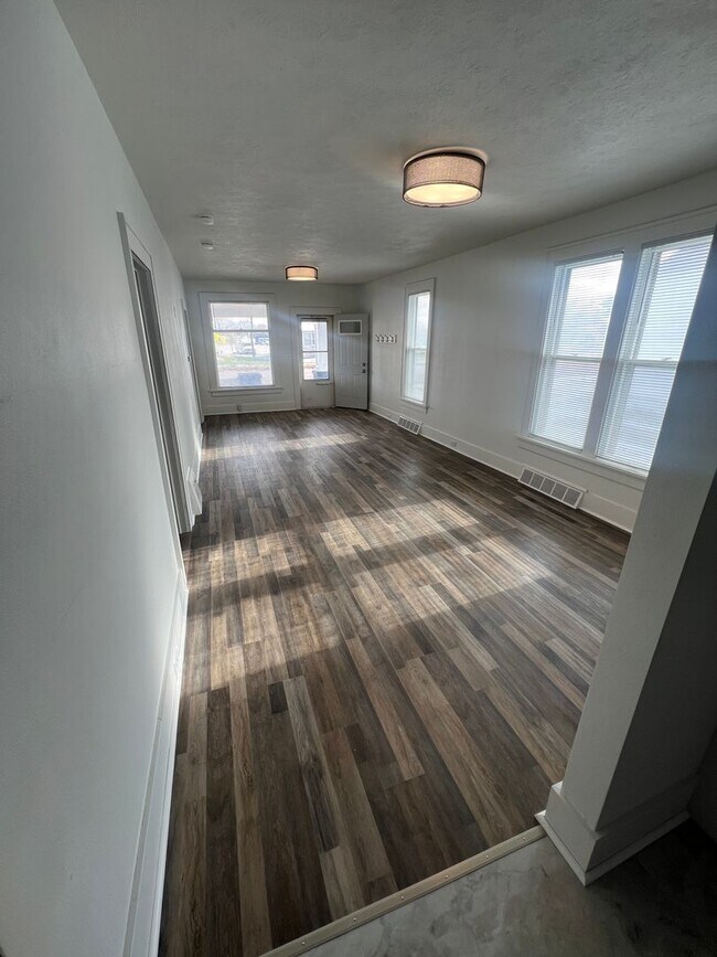 Building Photo - Charming Main Floor Apartment – 2 Bed, 1 B...