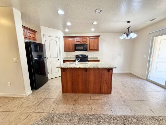 Building Photo - Fossil Hills #51-Beautiful town home near little valley