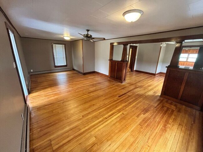 Building Photo - Charming Single-Family Home