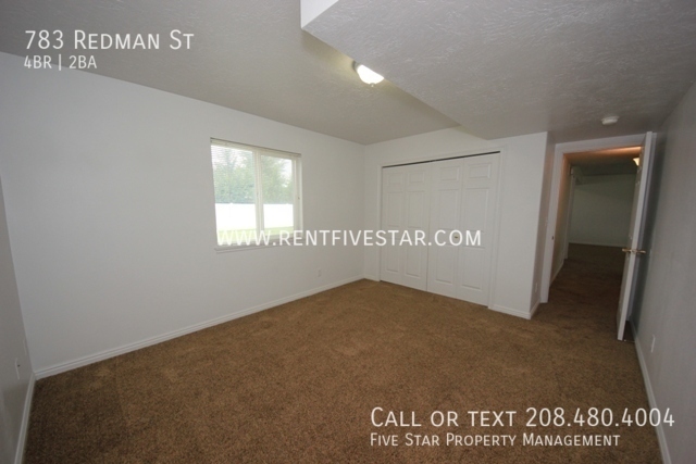 Building Photo - Spacious 4 Bedroom Home With Large Yard! V...