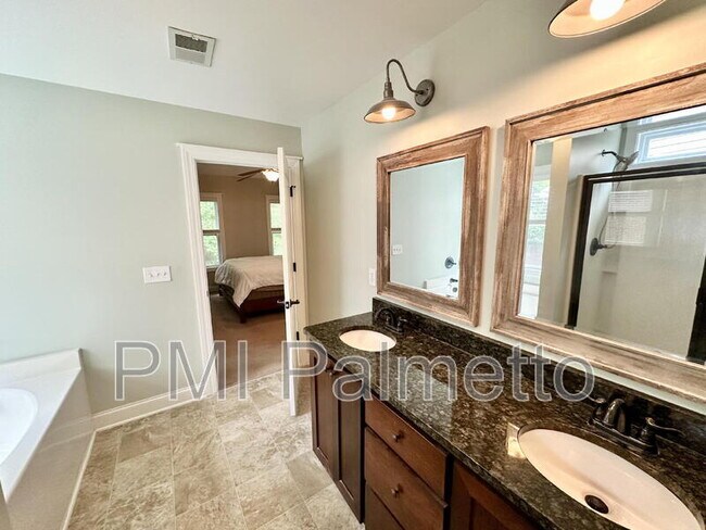 Building Photo - 121 Park Ridge Way