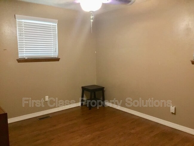 Building Photo - 2807 S Estate Dr