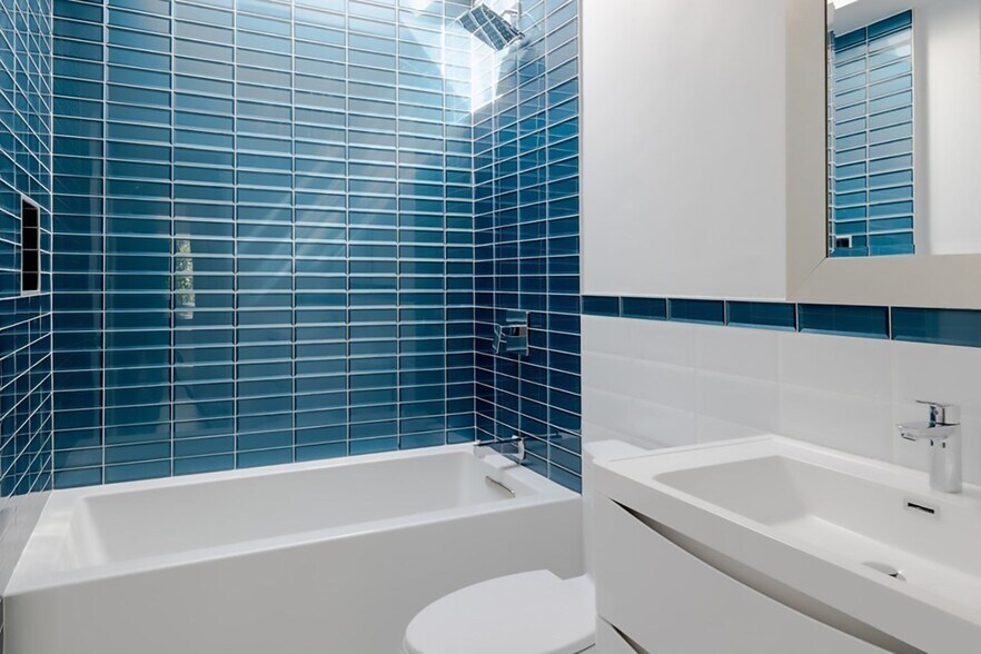 Full bath - 15 Colbourne Cres