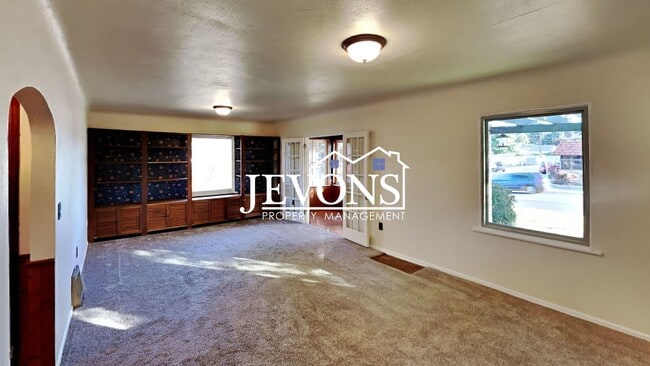 Building Photo - $895 Rent Credit - Charming 3-bedroom home with washer and dryer, an equipped kitchen, and nearby...