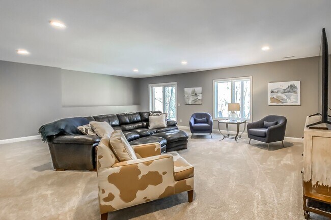 Building Photo - Warm and Luxurious 4 bedroom Executive Estate