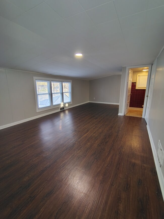 Building Photo - 2407 Custer Ave