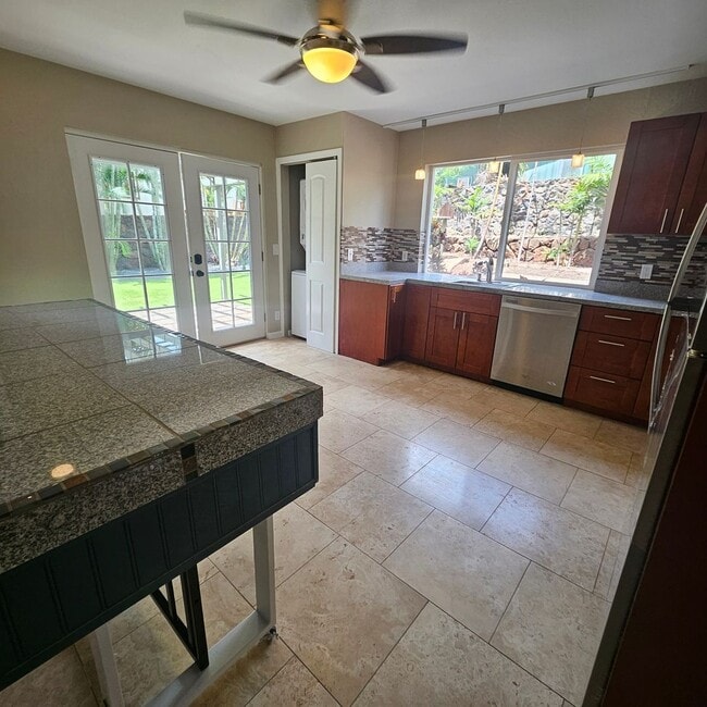 Building Photo - 1 bedroom in the heart of Lahaina