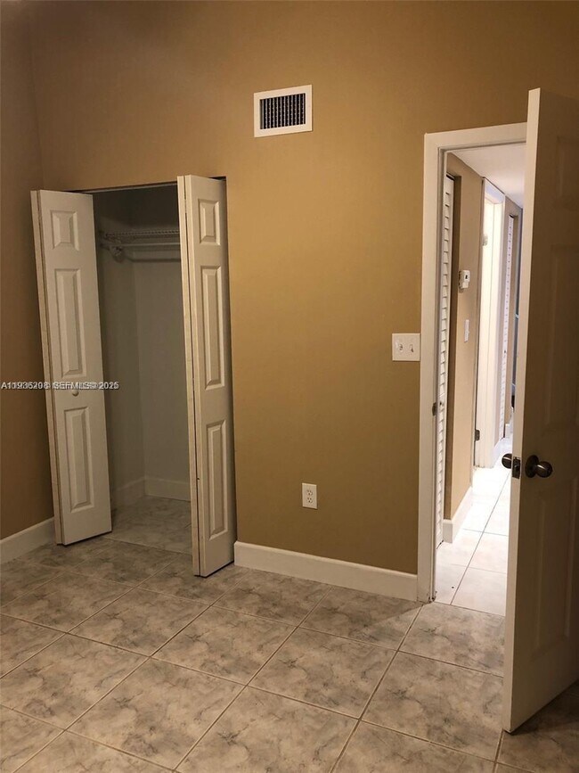 Building Photo - 14000 San Remo Cir