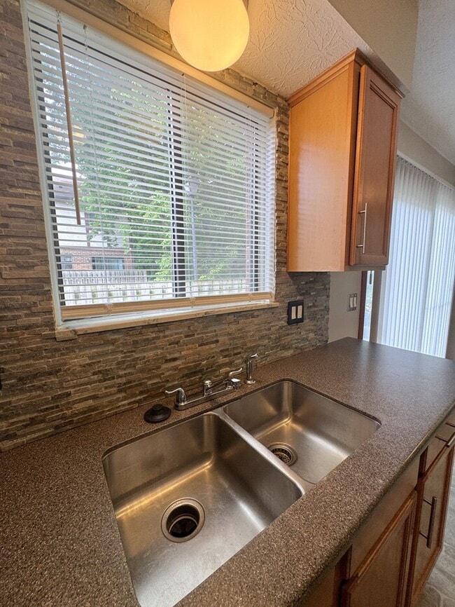 Building Photo - 3090 Highcliff Ct