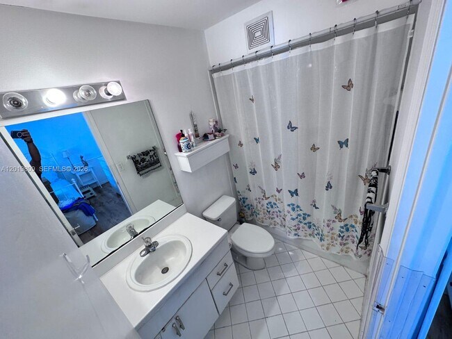 Building Photo - 2078 Madeira Dr