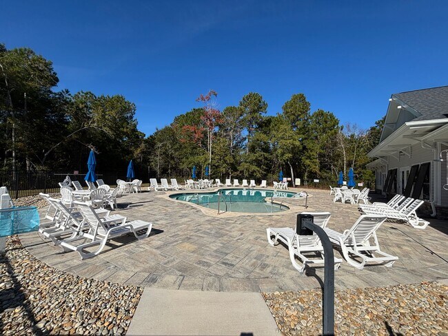 Building Photo - ***FREE DECEMBER RENT*** AND APPLICATION FEES WAIVED UPON APPROVAL!!! Dog friendly home!